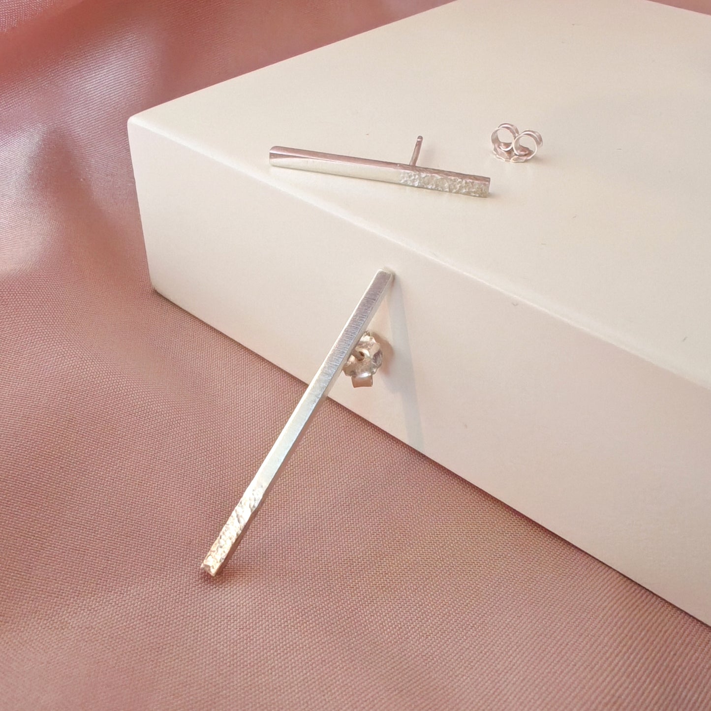 Brincos de prata: Duas Formas, Uma Estrutura